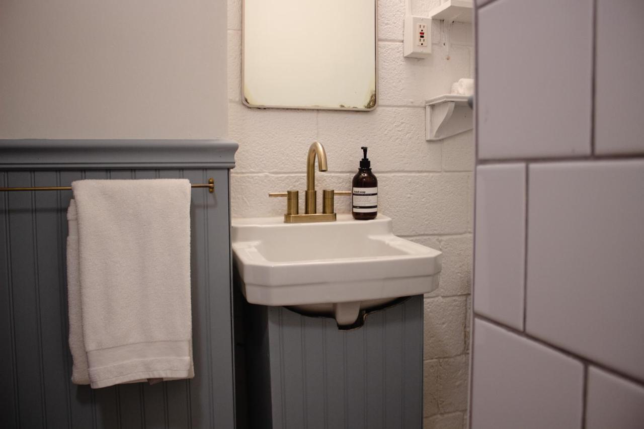 Anchor Inn Traverse City Bagian luar foto